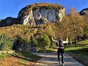 01 Da Cornalba 873 m) partenza per il Sentiero partigiano della Cornabusa con vista in Corna Bianca 